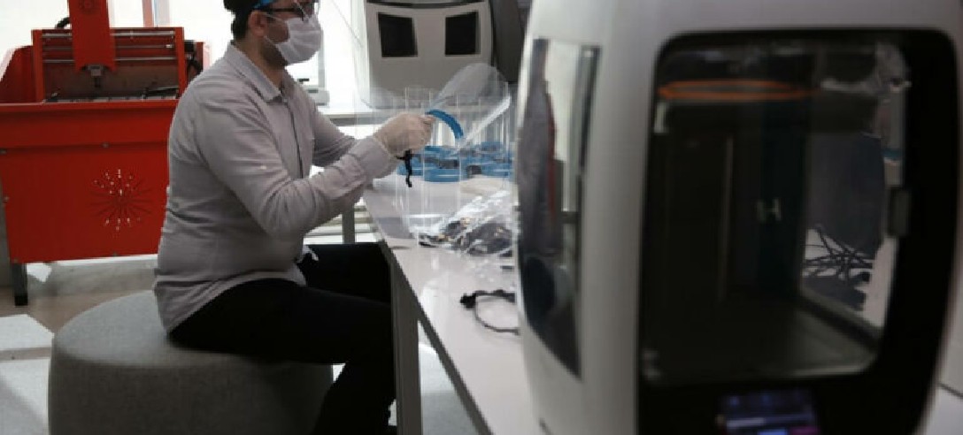 Başakşehir Living Lab Yüz Koruyucu Siper Maske Üretmeye Başladı