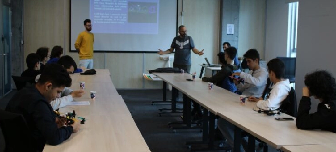 Drone Programlama Eğitiminde Uçuşun Keyfini Yaşadık.